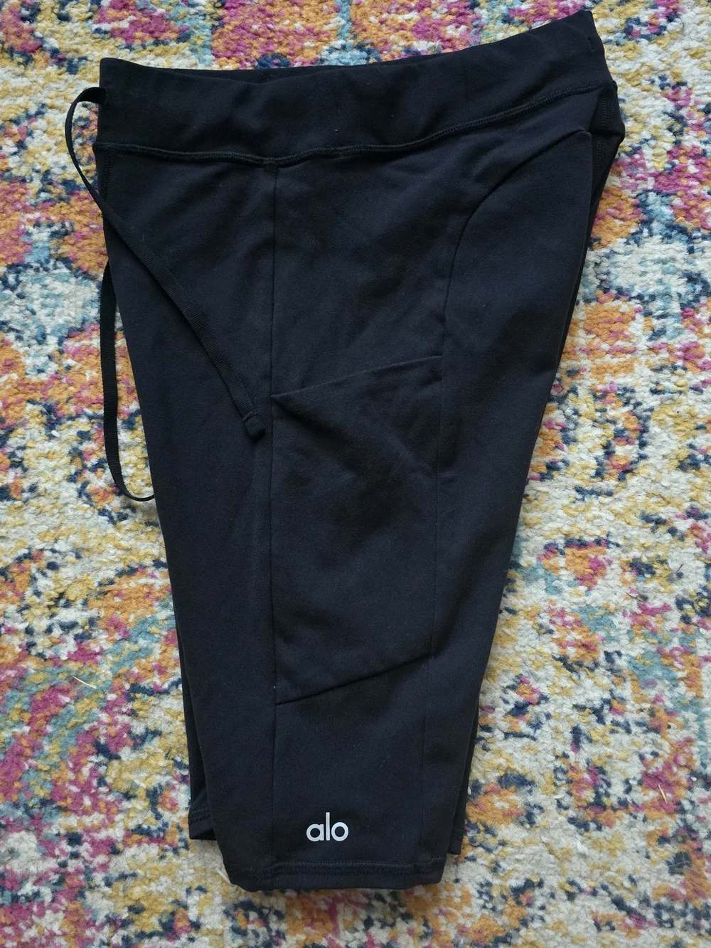 ALO Yoga Black Women's Bike Shorts with Drawstring Waist And Pockets!